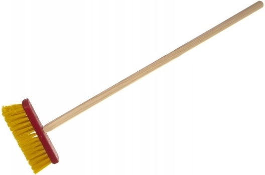 Teddies rode kinderbezem met houten steel