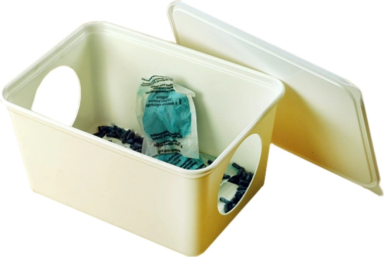 Plastic rodent bait station