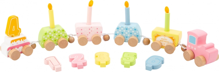 Petit train d’anniversaire en bois avec chiffres et bougies
