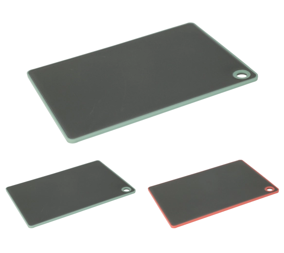 Planche à découper en plastique avec bord relevé 23 × 16 cm