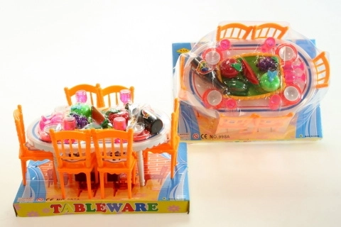 Tafeltje met eten voor poppen met stoeltjes en servies