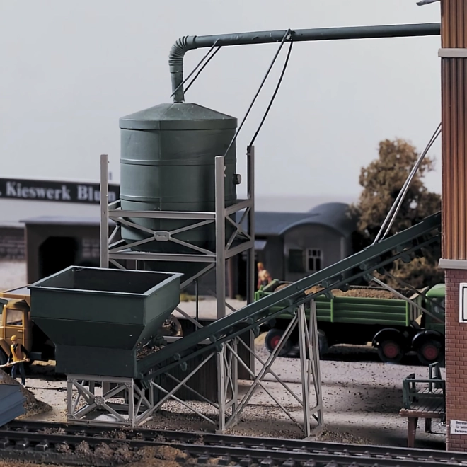 Piko Authentic Edition – E. Blum Sandpit Silo and Conveyor, H0 Scale