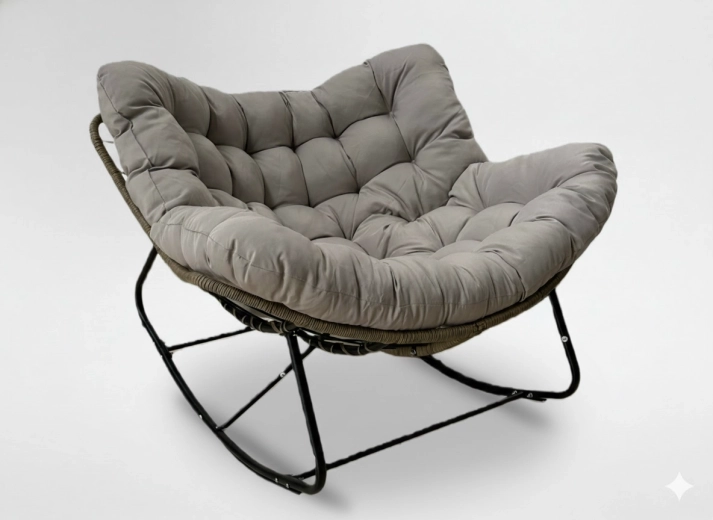 Schommelstoel van bruin PE‑rotan met grijze kussens