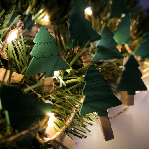Guirlande lumineuse LED à piles avec pinces en bois en forme de sapins