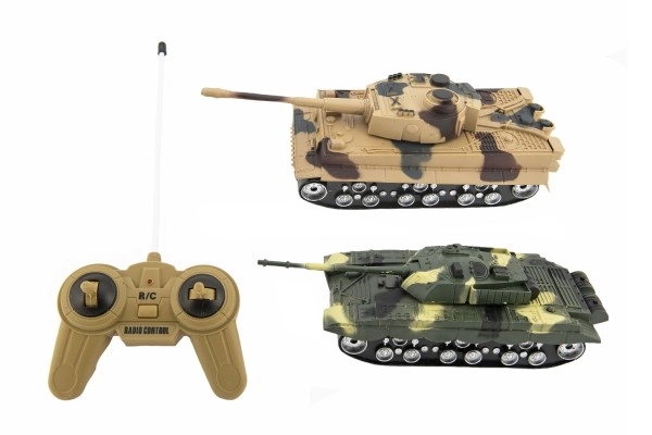 Twee RC-tanks 1:32 met effecten