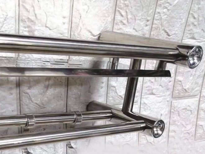Hangende organisator voor de badkamer met zilveren planken