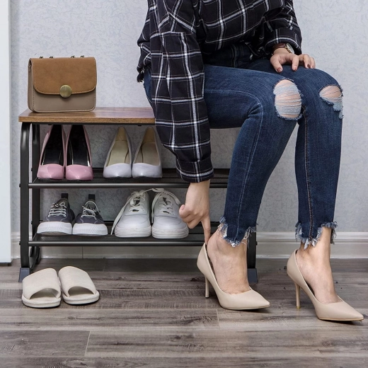 Comfortable putting on shoes thanks to the seat