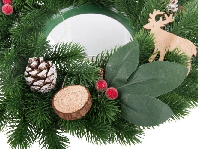 Weihnachtlicher LED-Kranz mit Dekorationen