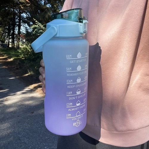 Motivierende Trinkflasche 2L Violett-Blau