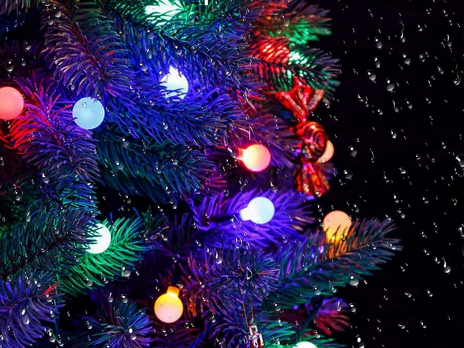 Zonnige tuinslinger met veelkleurige LED-lampjes