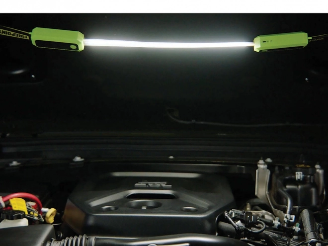 LED-Werkstattleuchte unter der Motorhaube