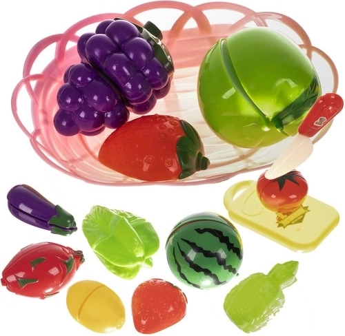 Set aus Obst und Gemüse zum Schneiden im Korb mit Brett und Messer