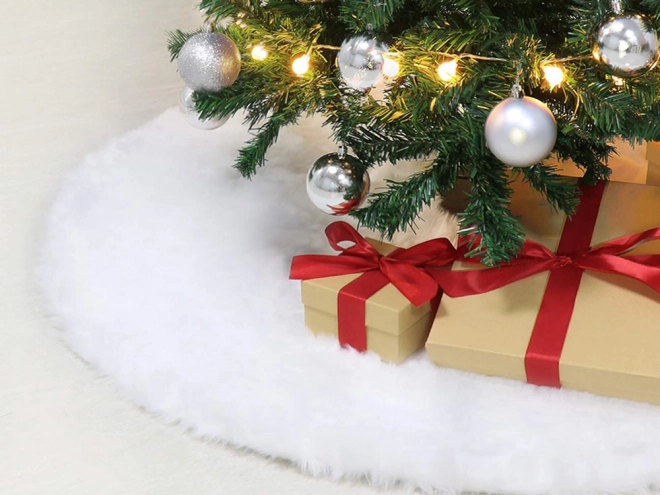 Flauschiger weißer Weihnachtsbaumunterleger