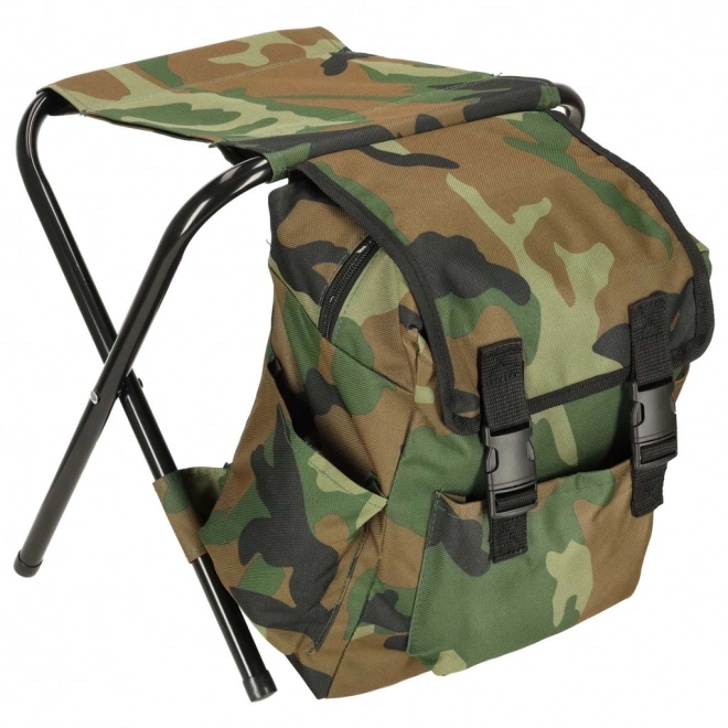 Opvouwbare toeristische stoel zonder rugleuning met rugzak in camouflagepatroon