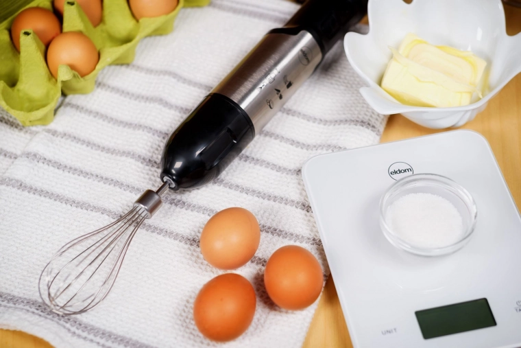 Whisk attachment and 700 ml beaker