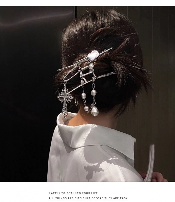 Decoratieve haarclip met zilveren pareltjes