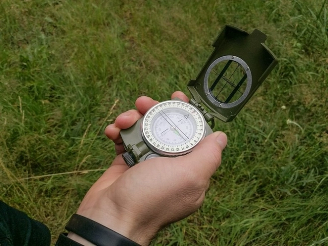 Compas militaire pour la navigation extérieure