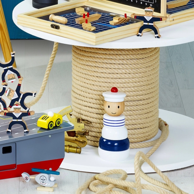 Houten stapeltoren in de vorm van een matroos