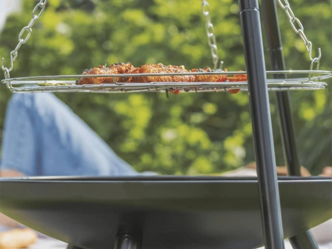 Grote tuinbarbecue met standaard op driepoot en hangende grill rooster
