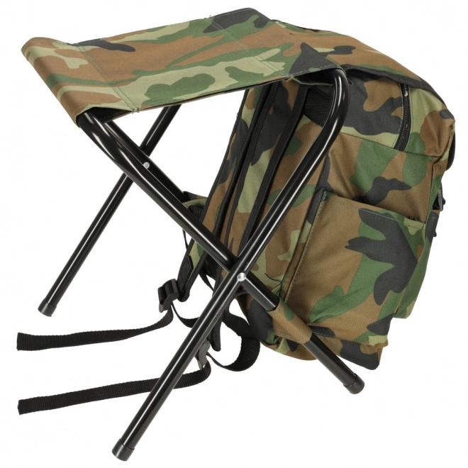 Opvouwbare toeristische stoel zonder rugleuning met rugzak in camouflagepatroon