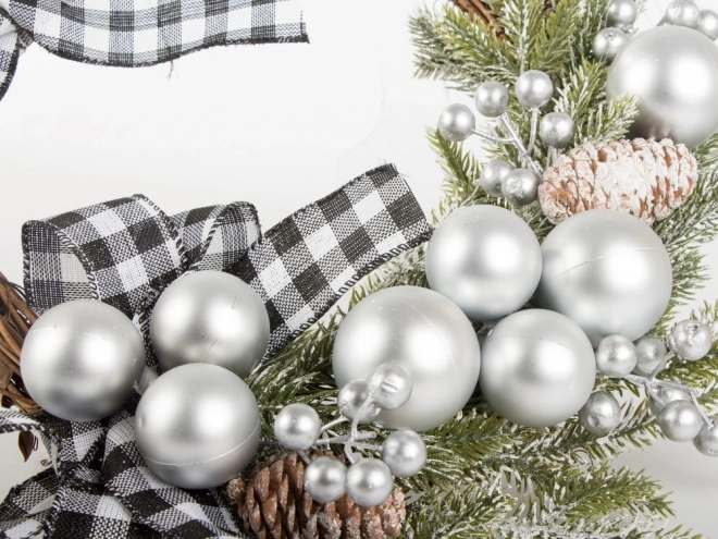 Weihnachtlicher dekorativer Kranz für Tür und Wand