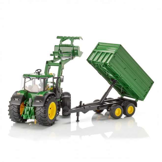 Tracteur John Deere 7R avec chargeur frontal et remorque