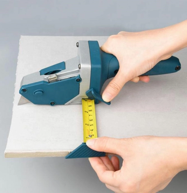 Couteau pour couper des plaques de plâtre avec échelle