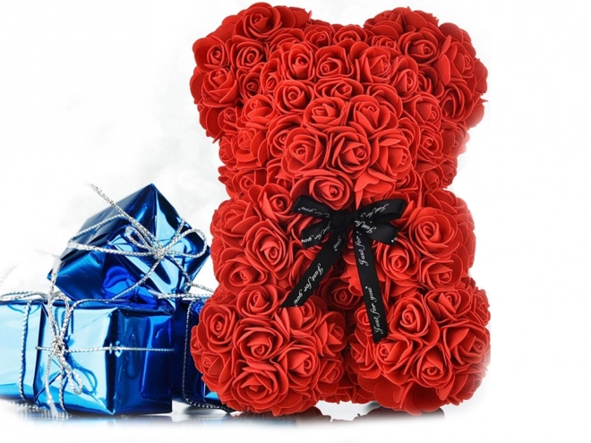 Ourson en pétales de roses dans une boîte cadeau