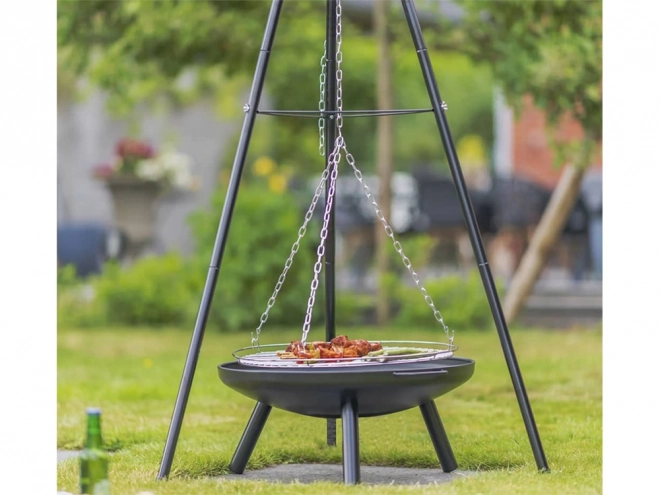 Grote tuinbarbecue met standaard op driepoot en hangende grill rooster