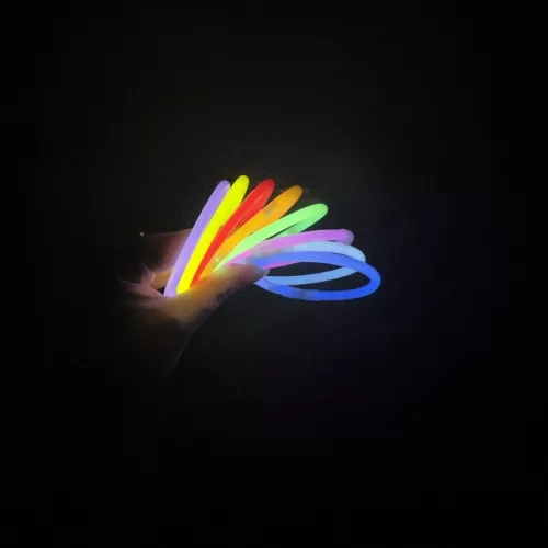 Bracelets et bâtons fluorescents 100 pcs avec connecteurs