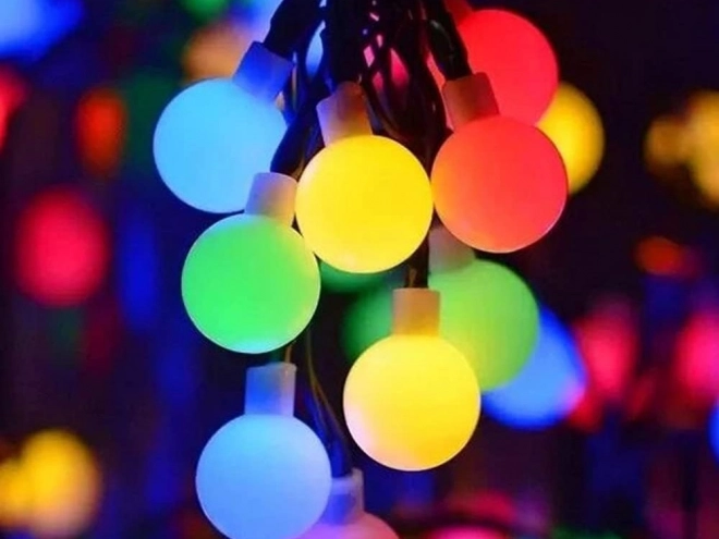 Zonnige tuinslinger met veelkleurige LED-lampjes