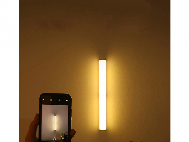 Lumière auto-adhésive avec capteur de mouvement