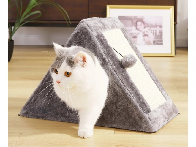 Driehoekig krabmeubel en huis voor katten met balletje