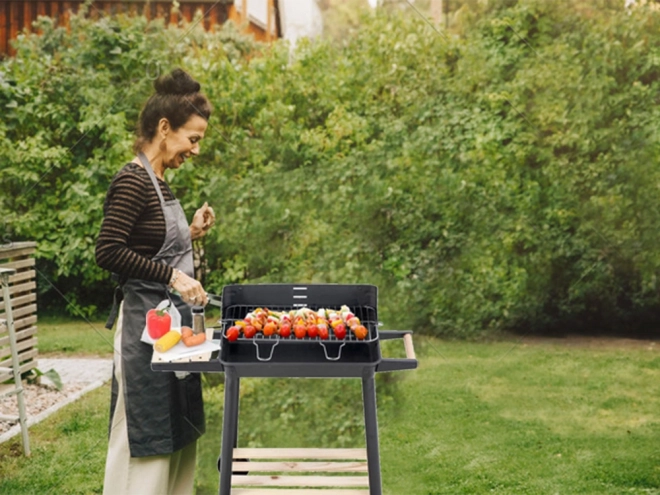 Tragbarer Holzkohlegrill für den Garten mit verstellbarem Rost und Ablagen