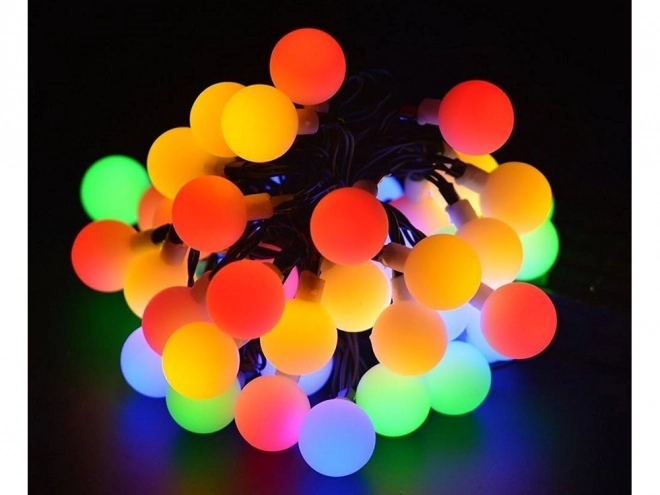 Zonnige tuinslinger met veelkleurige LED-lampjes