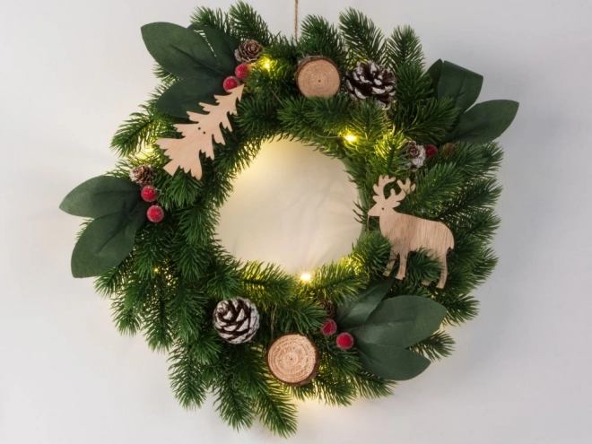 Weihnachtlicher LED-Kranz mit Dekorationen