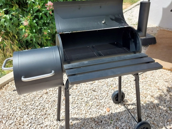 Gartengrill mit Räucherofen und Rädern für Holzkohle