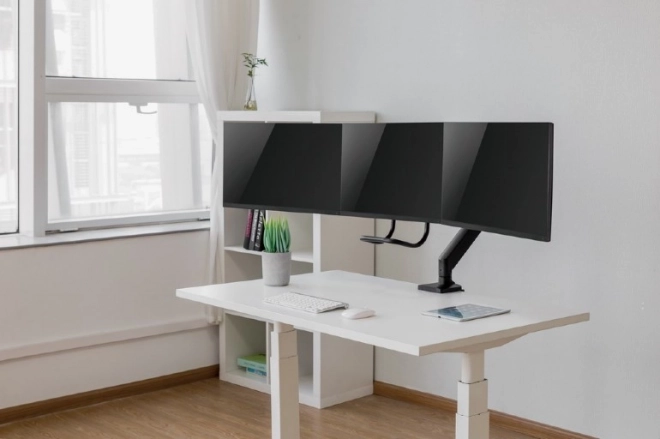 Frame voor 3 monitoren met verstelbare arm