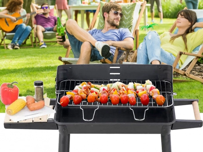 Tragbarer Holzkohlegrill für den Garten mit verstellbarem Rost und Ablagen