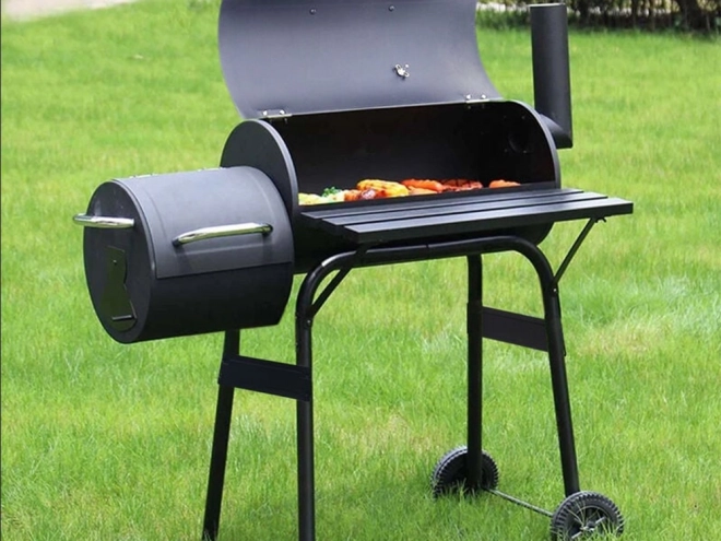 Gartengrill mit Räucherofen und Rädern für Holzkohle