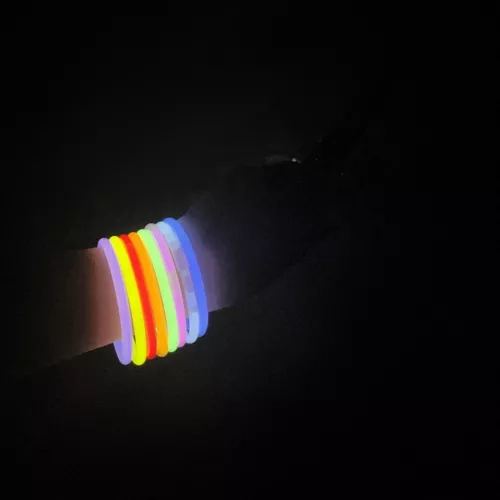 Bracelets et bâtons fluorescents 100 pcs avec connecteurs