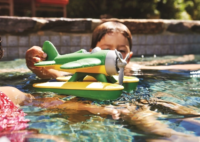 Amusement dans la baignoire, la piscine et à la mer