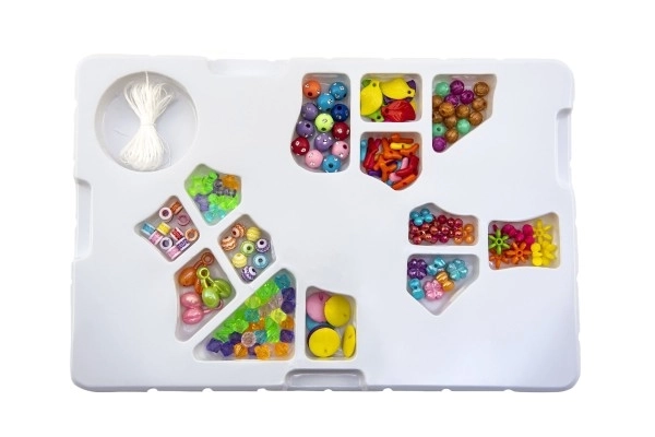 Kleurrijke plastic kralen met koord in doos 26x17x2cm