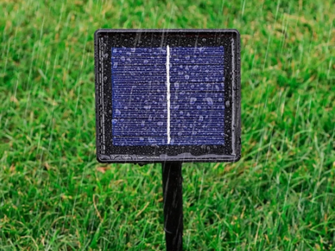 Zonnige tuinslinger met veelkleurige LED-lampjes
