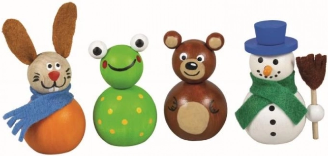 Trois adorables figurines en bois naturel