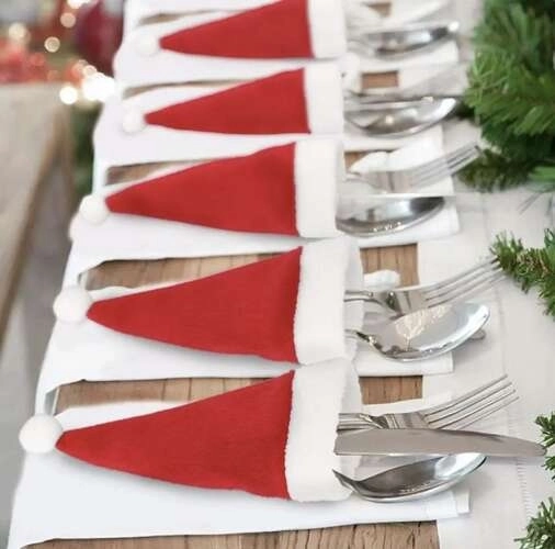 Weihnachtliche Besteckhüllen mit Nikolausmütze