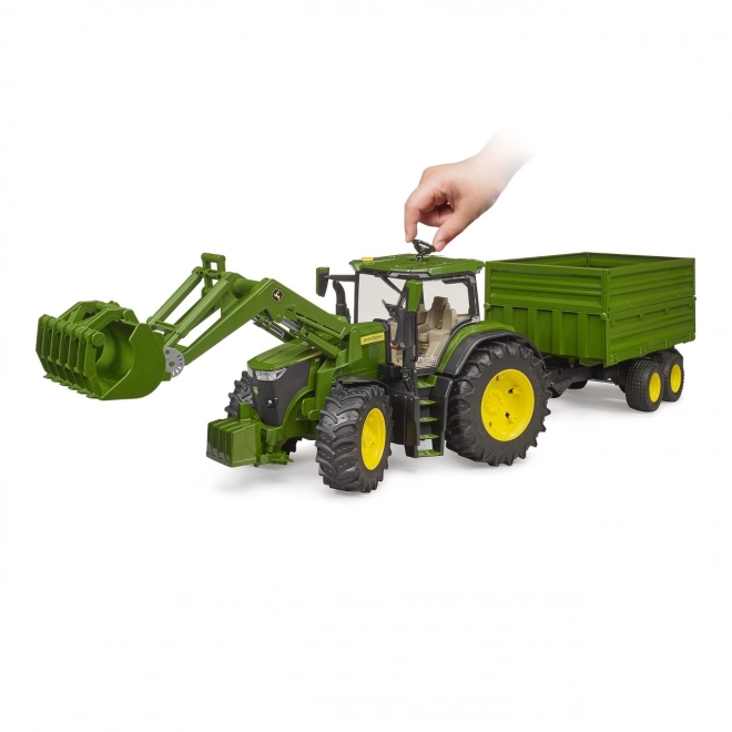Tracteur John Deere 7R avec chargeur frontal et remorque