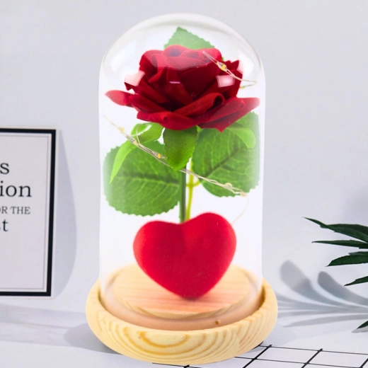 Eeuwige rode roos in glazen koepel met LED-verlichting en hartje 14 × 8 cm