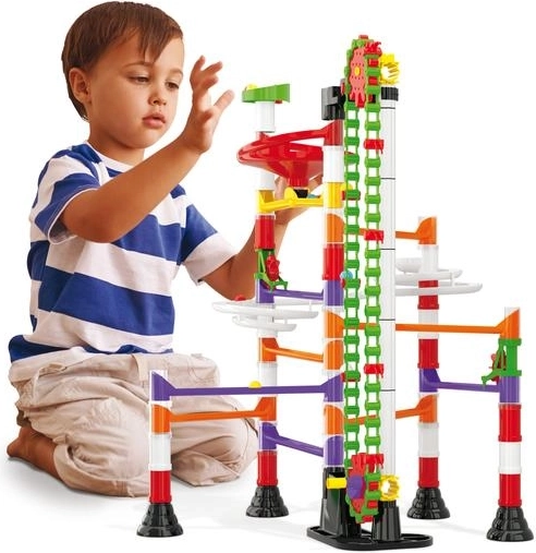 Apprendre en jouant : motricité et logique