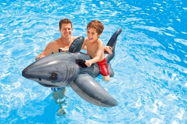 Matelas gonflable Requin pour la natation